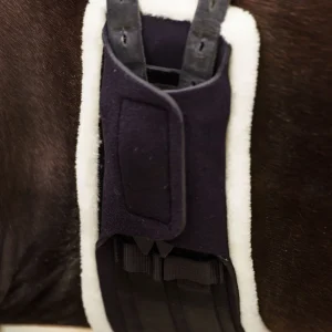 Dressage Girth Comfort, dressyrgjord med fusk päls