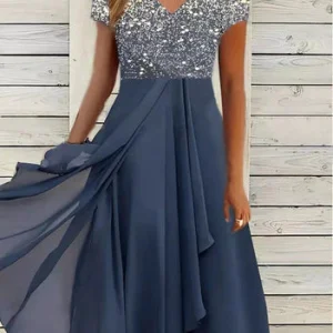 Luftig sommarklänning med glamorös look – Soraya