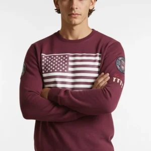 Rund halsringad tröja med texten "US Flag" i bordeaux
